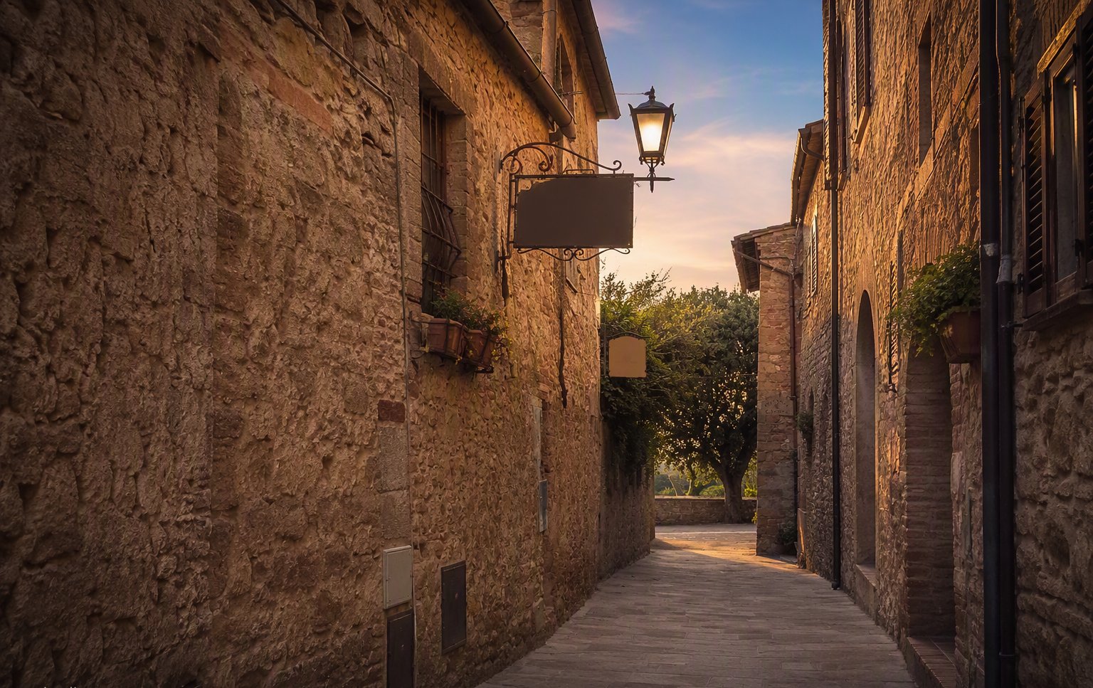 Il vicolo di pietra verso la trattoria